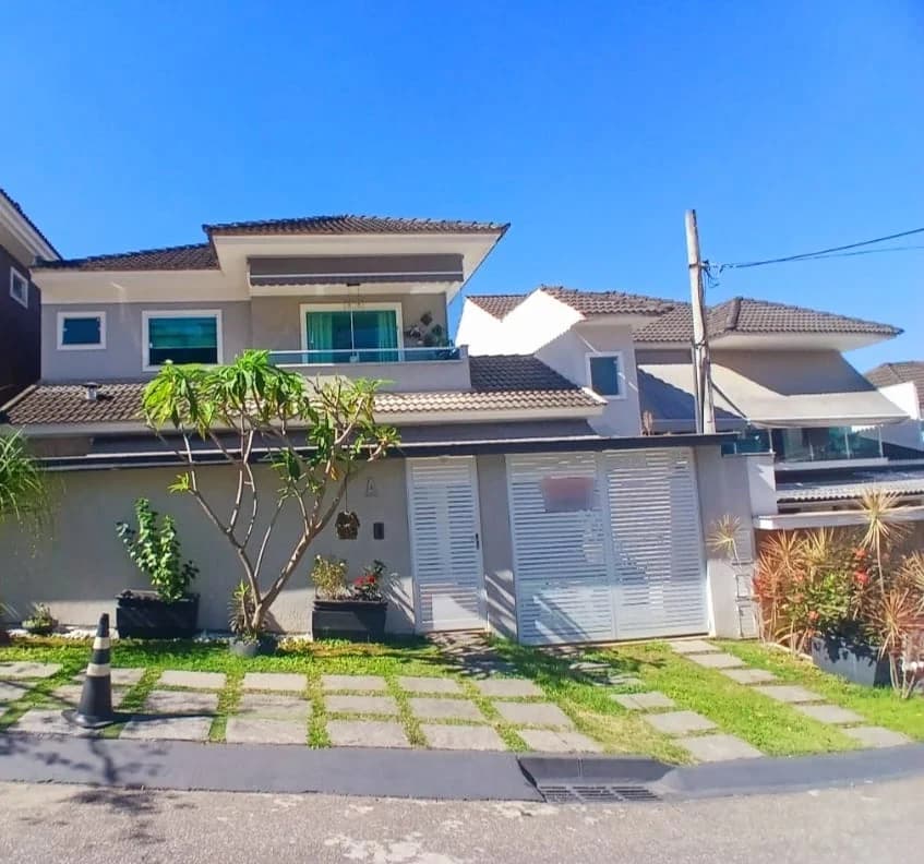Casa triplex com 4 quartos e piscina no Pechincha