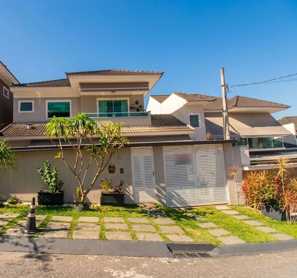 Casa triplex com 4 quartos e piscina no Pechincha