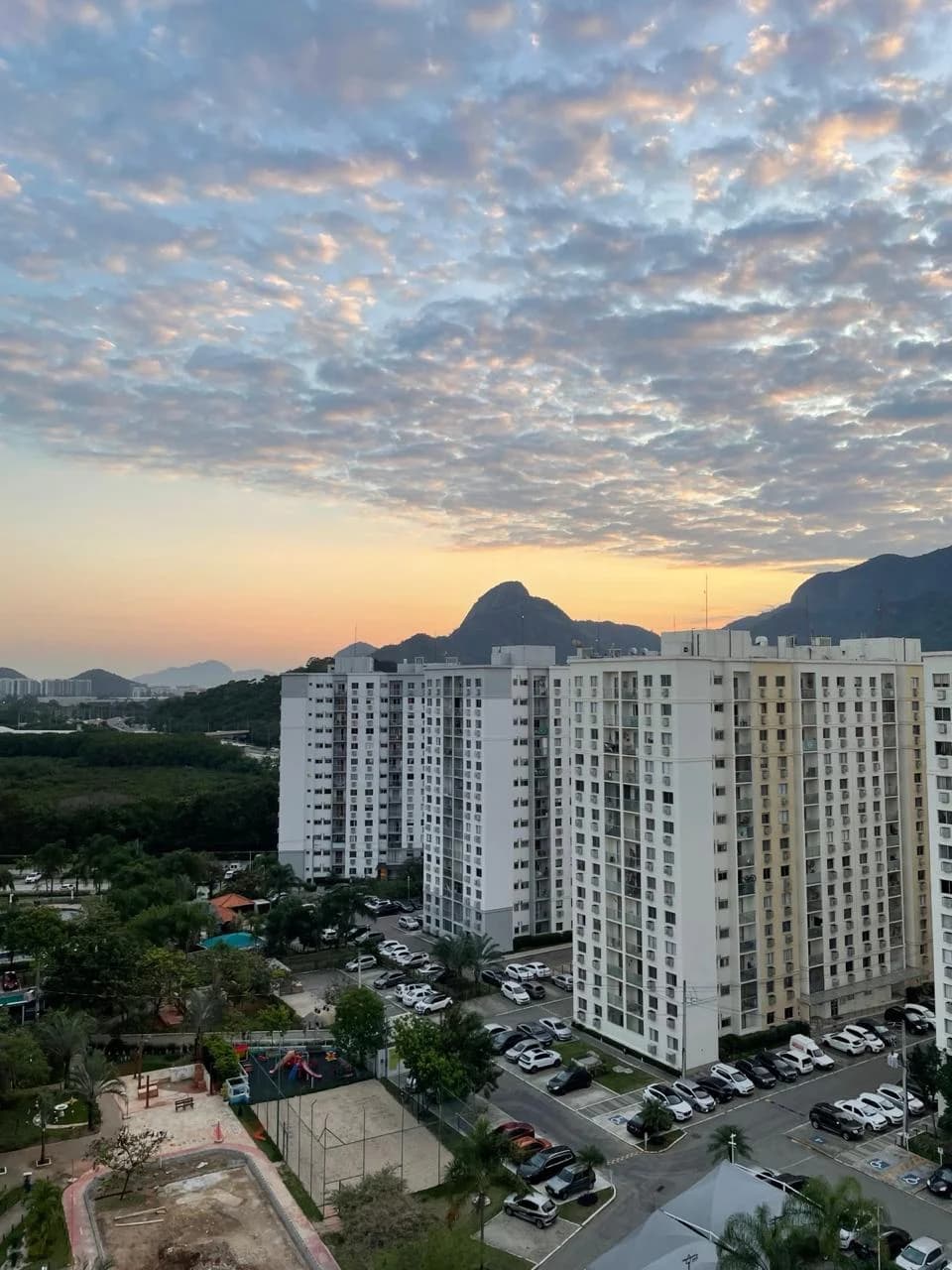 Apartamento no Minha Praia — último andar, sol da manhã e vista para as montanhas