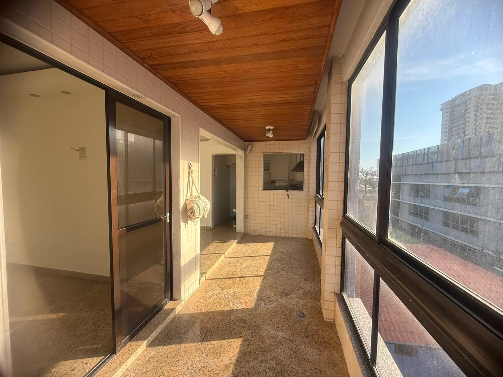 Apartamento quarto sala locacao frente praia Barra