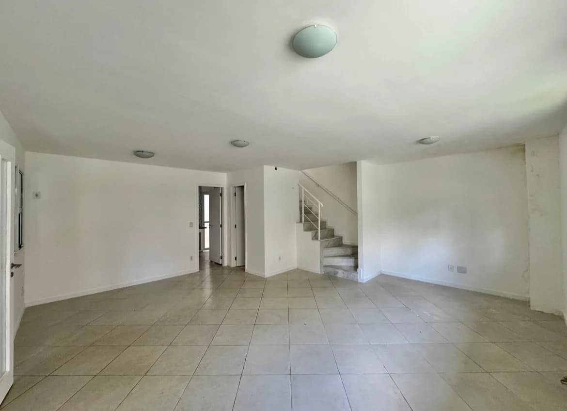 Casa Tríplex em condomínio com infraestrutura completa.
